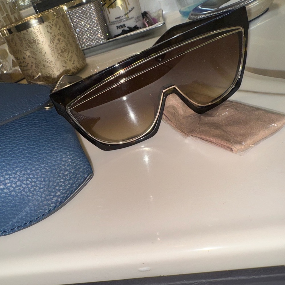 100% authentic Loewe sunglasses BRAND NEW NEVER WORN !!!